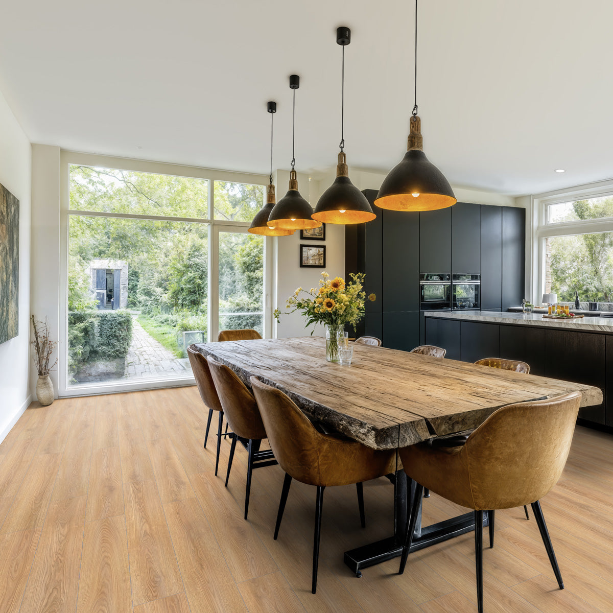 Kök och matplats med varmt laminatgolv Oak Sienna